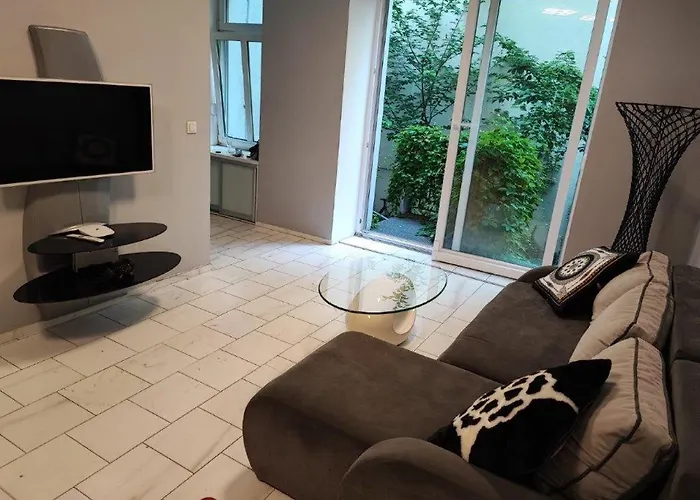 With Unique 40m2 Garden & Self Check In Wenen