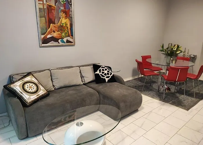 With Unique 40m2 Garden & Self Check In Appartement