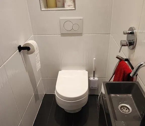 With Unique 40m2 Garden & Self Check In Appartement Wenen